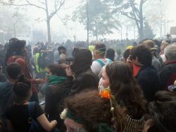 Les manifestants ont continué de recevoir des grenades de gaz lacrymogène alors qu'ils tentaient de repartir vers le boulevard Saint-Marcel (@ Photo Sébastien Moreau).
