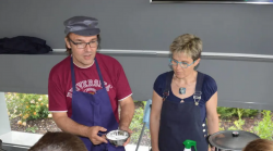 Sébastien Moreau et Valérie Lenogue fabriquent la pâte à tartiner (@ Photo NR)