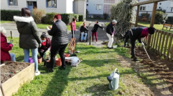 Les habitants découvrent le plaisir de créer un jardin au pied de leurs tours. © Photo NR