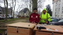 Place de la Légion-d’honneur, Hugo Meslard-Hayot (à droite) et Tanguy, de l’association Zéro Déchet Touraine, ont installé un second site de compostage. © Photo NR