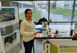 Mélanie Guellier sur un stand de ZDT